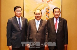 Thủ tướng làm việc với Thủ tướng Lào và Thủ tướng Campuchia bên lề ASEAN 31 